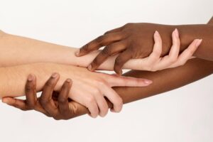 É hora de mudar. Empresas convocadas a agir pela equidade racial para transformar o ambiente de trabalho.