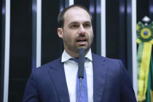 Moraes manda PGR se manifestar sobre pedido de prisão de Eduardo Bolsonaro
