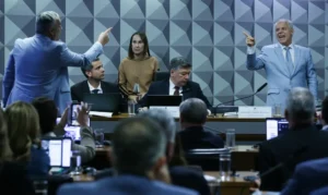 Ex-presidente do INSS se nega a responder perguntas de relator da CPI 