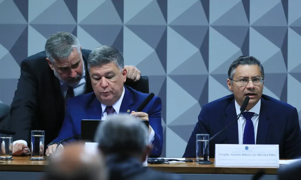 Ex-procurador do INSS não responde perguntas do relator na CPMI