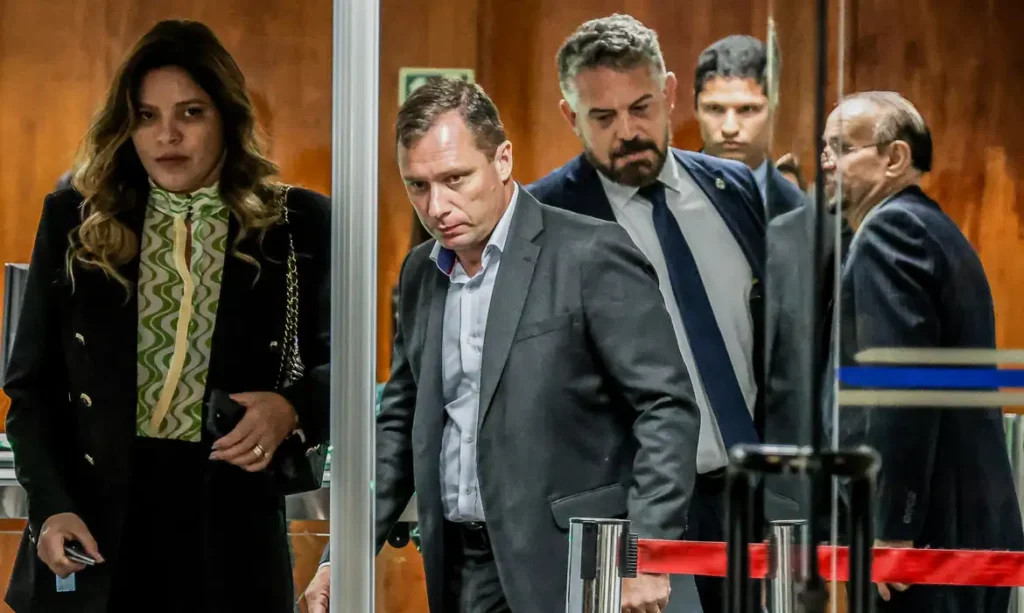 Trama golpista: Defesa de Mauro Cid pede ao STF extinção da pena