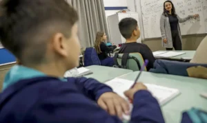 Professor brasileiro perde 21% do tempo de aula para manter disciplina