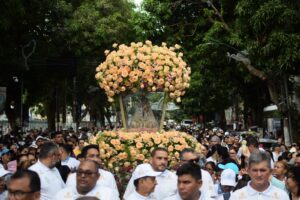 Procissão da Festa reúne instituições e voluntários em agradecimento pelo Círio 2025