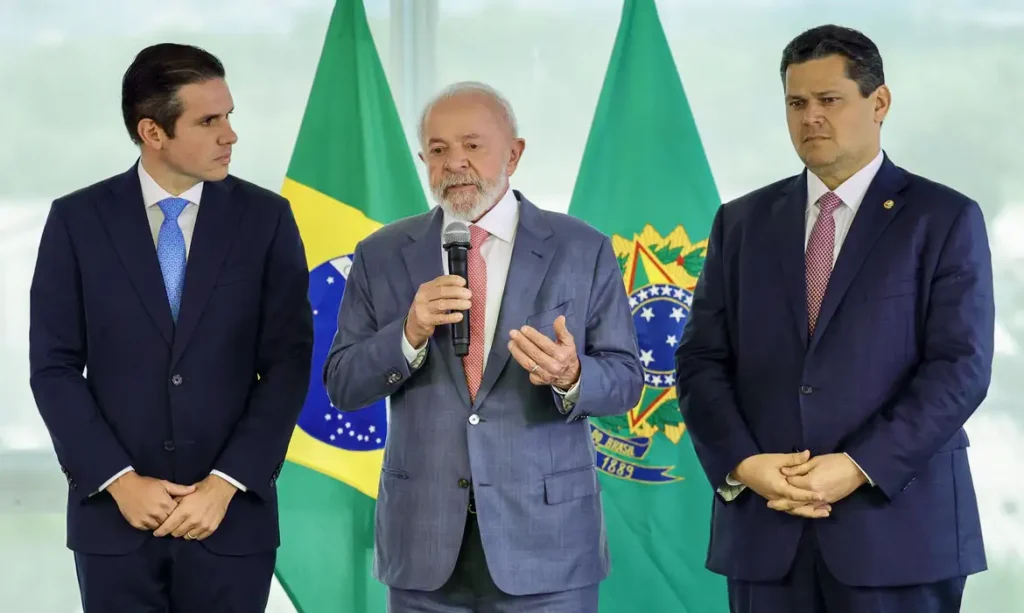 Lula discute pautas do governo em encontro com Motta e Alcolumbre