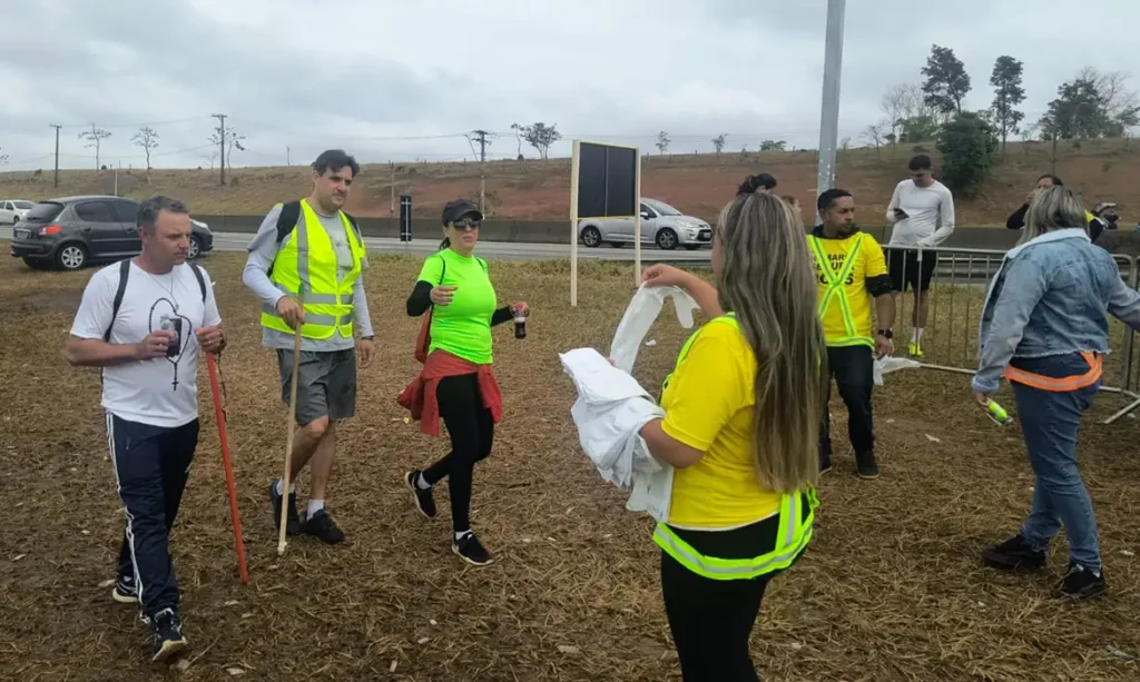 Romeiros que vão a Aparecida usam tendas de apoio em rodovias de SP