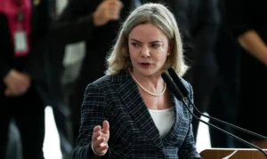 Derrite como relator do PL Antifacção contamina debate, diz Gleisi   