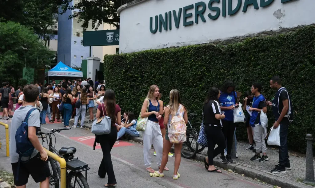 Candidatos do Enem 2025 fazem nesta tarde as provas de matemática e ciências da natureza