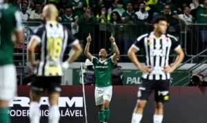 Vitor Roque decide e Palmeiras vence clássico com Santos no Brasileiro