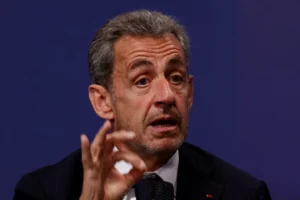 Justiça da França determina a soltura do ex-presidente Sarkozy