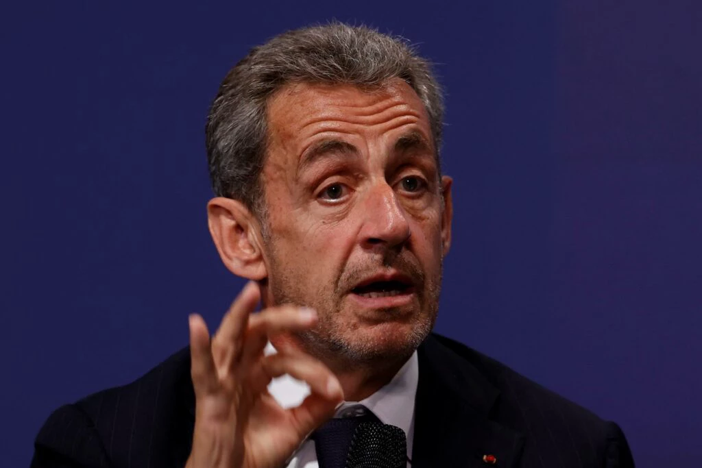 Justiça da França determina a soltura do ex-presidente Sarkozy
