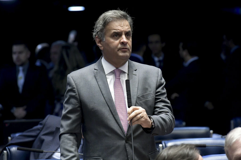 Aécio Neves assume presidência nacional do PSDB e cita Tarcísio