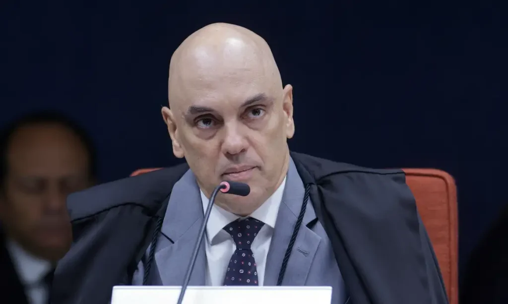 Moraes vota para manter execução das penas de Bolsonaro e demais réus