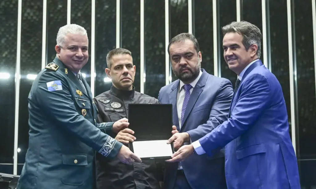 Congresso homenageia policiais mortos durante a Operação Contenção