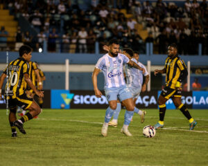 Papão da Curuzu empurra o Amazonas para a Terceirona. Foi na Curuzu esvaziada.