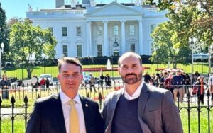 Flávio e Eduardo Bolsonaro viajam para reunião com Bukele