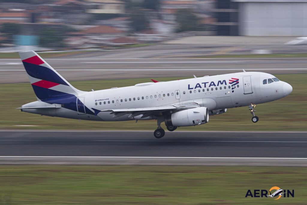 LATAM é alvo de críticas após restringir uso do banheiro frontal em voos domésticos