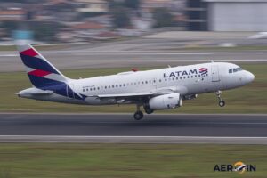 LATAM é alvo de críticas após restringir uso do banheiro frontal em voos domésticos