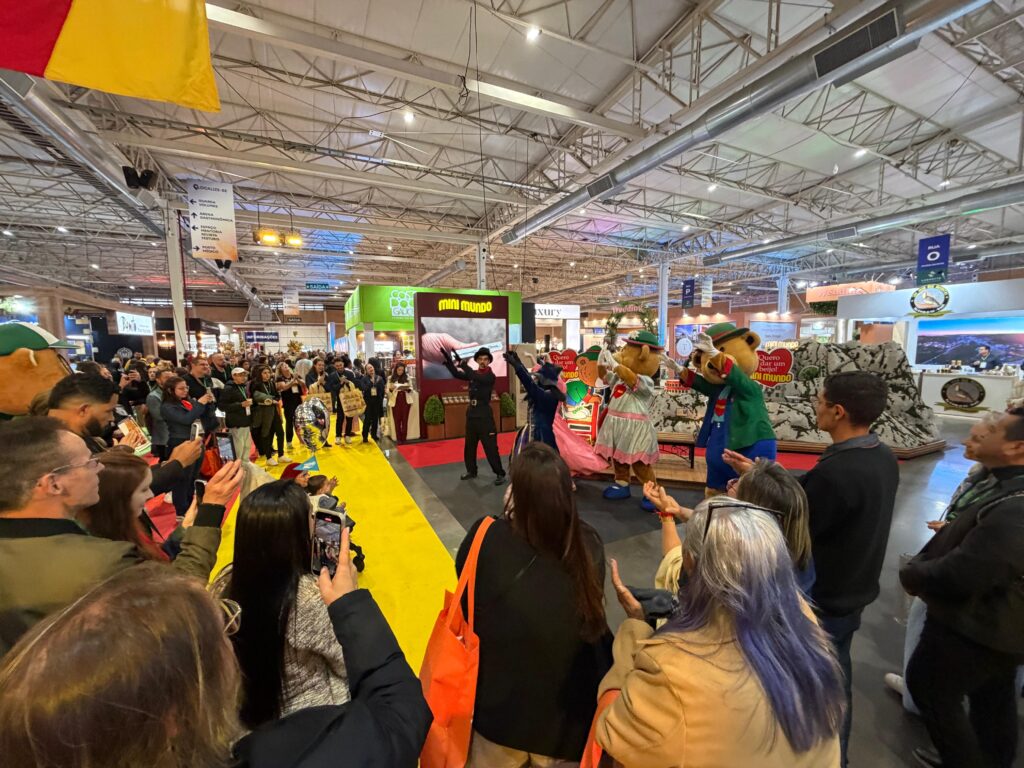 Mini Mundo apresenta novidades no Festuris: Bosque dos Personagens e nova réplica de hotel suíço encantam o público do turismo