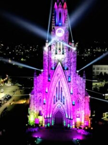 Vídeo – Papai Noel chega com encanto e magia pela Catedral de Pedra, em Canela, RS