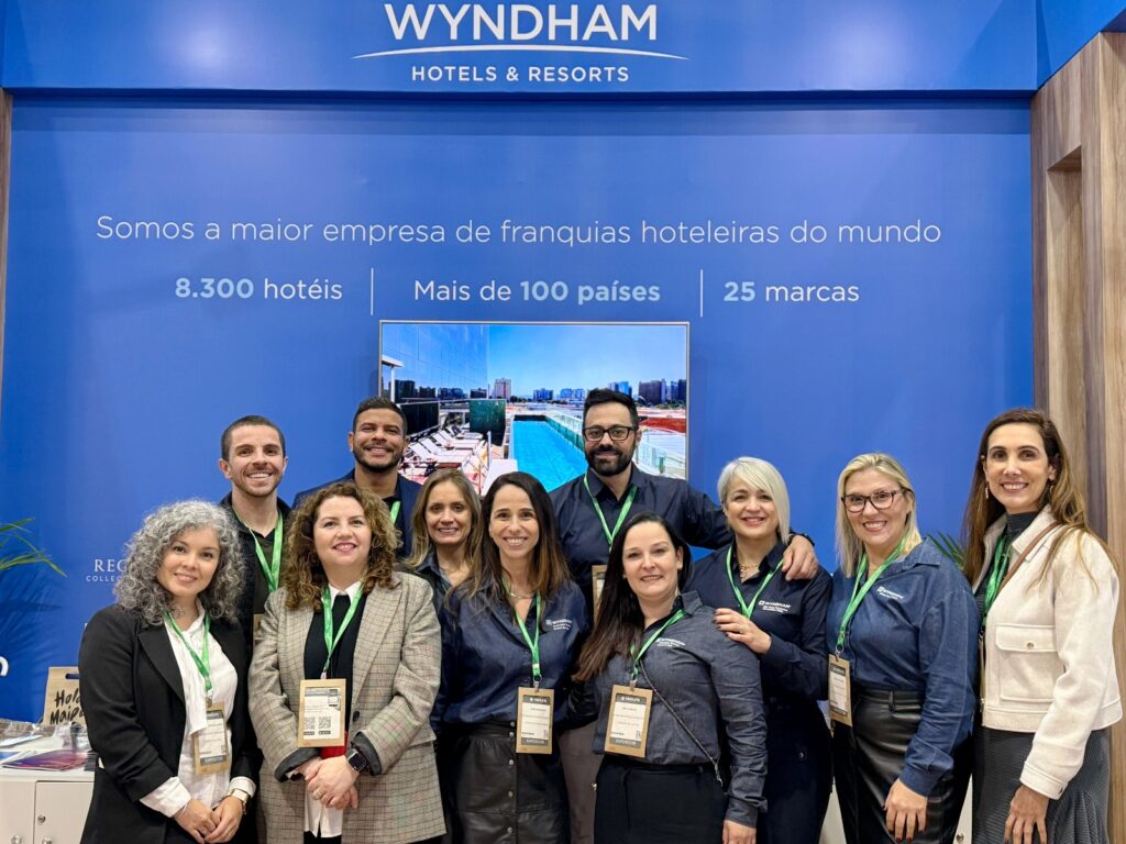 Em Canela (RS), Wyndham realiza café da manhã no Space Adventure para premiar clientes e apresentar novidades