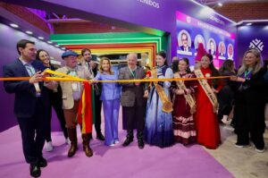 Padres abençoam Festuris com imagem de padroeiro no início da Feira