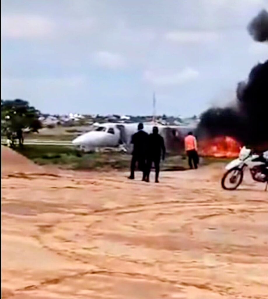 Avião pega fogo ao pousar com autoridades da República do Congo. Ninguém se feriu.