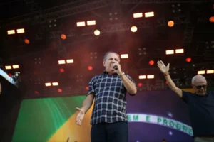 Pastor Silas Malafaia lidera momento de oração no Louvorzão