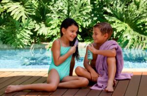Linha infantil traz pós-praia, cuidados para piscina e sabonete em textura divertida