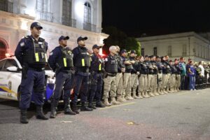 Força-tarefa da Prefeitura retira veículos irregulares das ruas