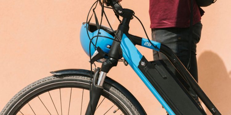 Bicicletas e cadeiras de rodas terão cobrança de IPVA a partir de 2026? Checamos