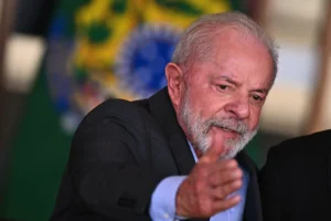 Público puxa coro contra Lula em show do Guns N’ Roses em Cuiabá