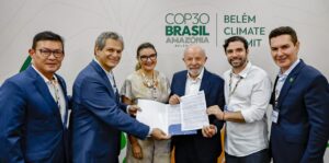Prefeito de Belém entrega carta a Lula e cobra apoio climático
