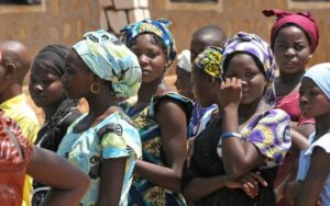 Criminosos invadem escola e sequestram 25 meninas na Nigéria