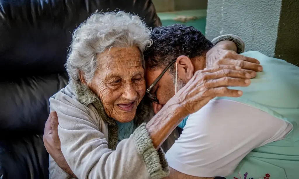Redação do Enem 2025 aborda as perspectivas para o envelhecimento
