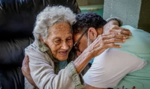 Redação do Enem 2025 aborda as perspectivas para o envelhecimento