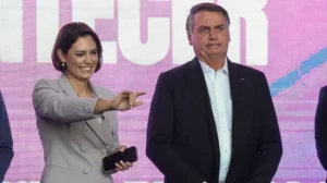 Vídeo – Moraes autoriza Bolsonaro a receber visita de Michelle neste domingo, com hora marcada