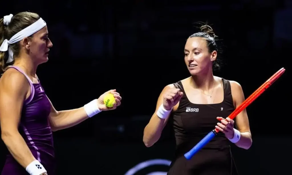 Stefani e Babos vencem russas e se aproximam da semi do WTA Finals