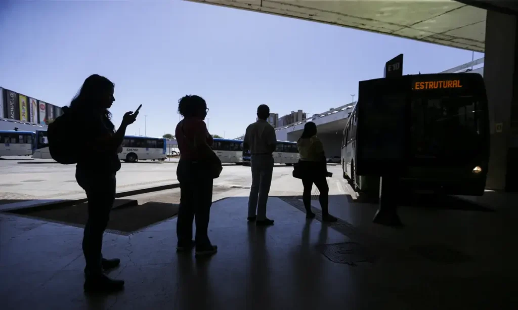 Nove em cada 10 mulheres já sofreram violência ao se deslocar à noite