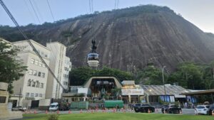 Recorde de visitantes impulsiona 2025 histórico no Bondinho Pão de Açúcar, que celebra Natal com Vila do Papai Noel