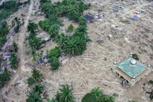 Indonésia supera mil mortos devido a inundações. País está de luto.