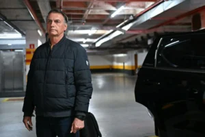 TRF-6 derruba decisão que tirou benefícios vitalícios de Bolsonaro