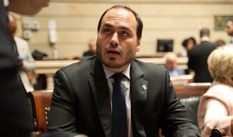 Carlos Bolsonaro renuncia ao cargo de vereador no Rio