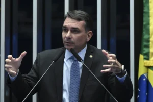 Flávio afirma que há um preço para que ele deixe candidatura