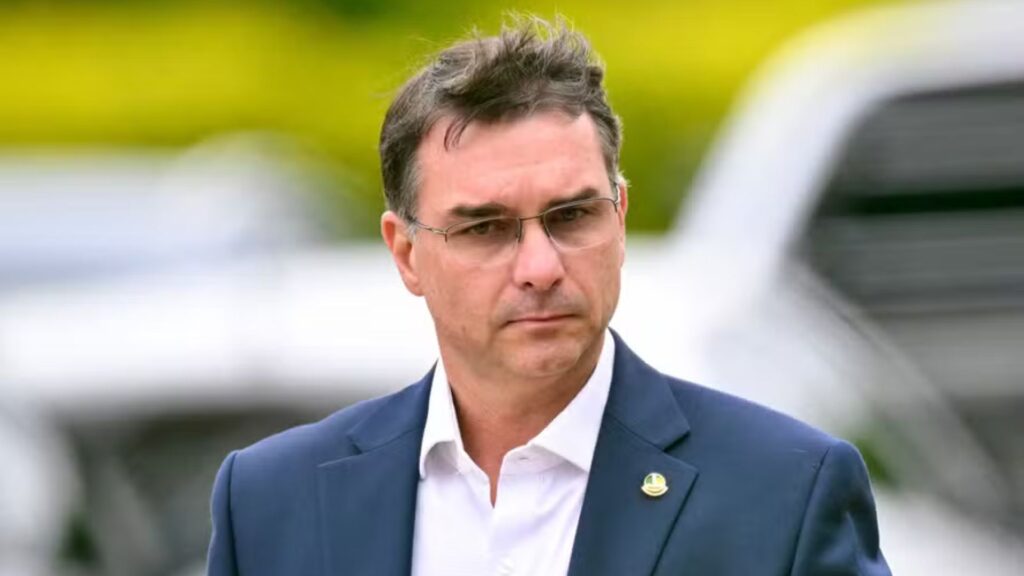 Flávio Bolsonaro aparece empatado com Lula em pesquisa do Instituto Veritá