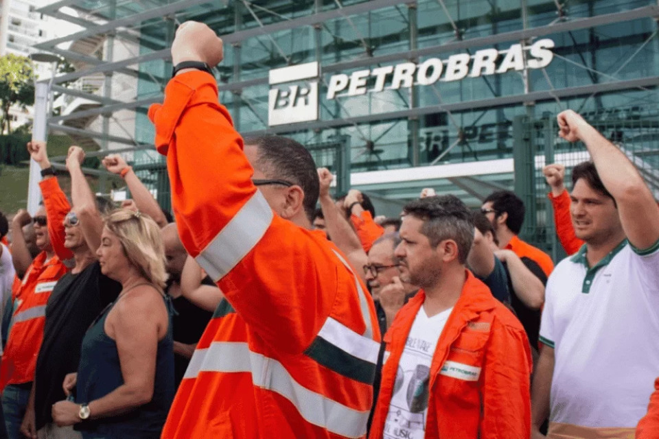 Petroleiros iniciam greve nacional por tempo indeterminado após rejeição de proposta da Petrobras