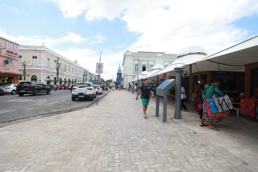 Prefeitura de Belém ordena e limpa calçadão do Ver-o-Peso