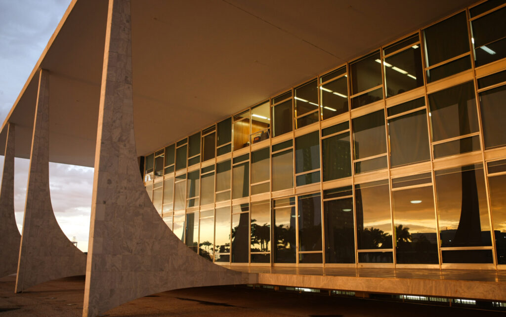 Mandato da deputada federal Carla Zambelli, do PL, não existe mais, decreta STF com a mão de ferro de Alexandre de Moraes