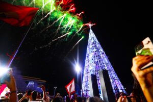 Belém recebe iluminação de Natal inédita com árvore de 32 metros