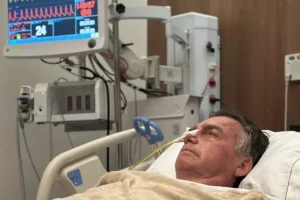 Cirurgia em Bolsonaro termina com sucesso, anuncia Michelle