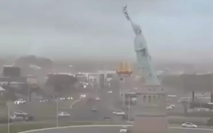 Vídeo: Estátua de loja da Havan desaba durante ventania em Porto Alegre-RS